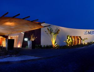 فنادق وقرى سياحية